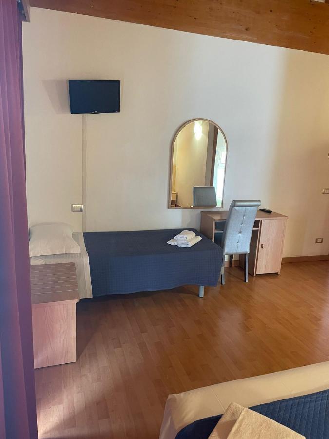 Vittoria Rooms Peschiera Peschiera del Garda Buitenkant foto