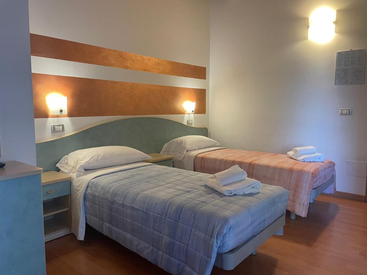 Vittoria Rooms Peschiera Peschiera del Garda Buitenkant foto