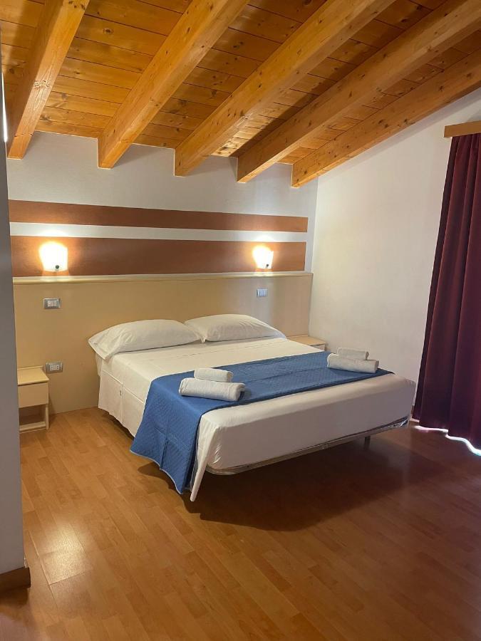Vittoria Rooms Peschiera Peschiera del Garda Buitenkant foto