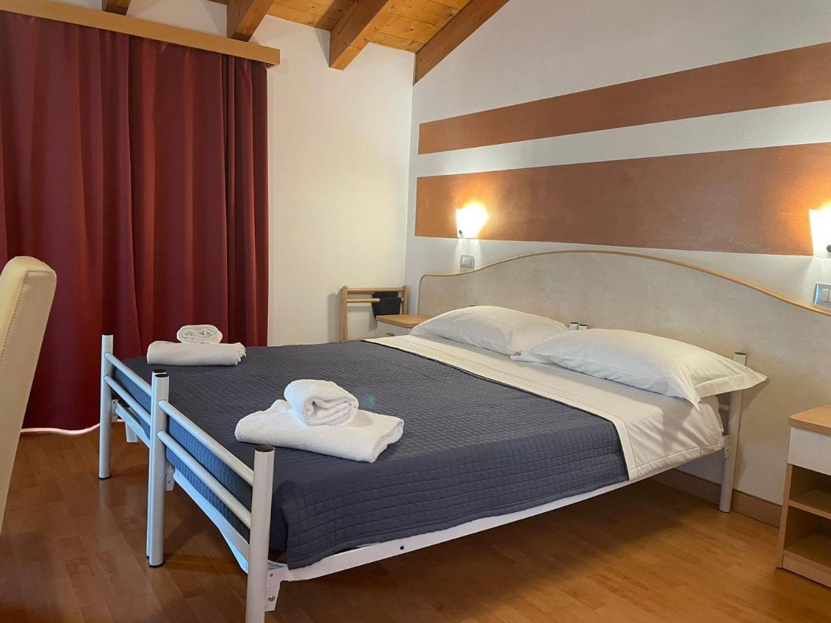 Vittoria Rooms Peschiera Peschiera del Garda Buitenkant foto