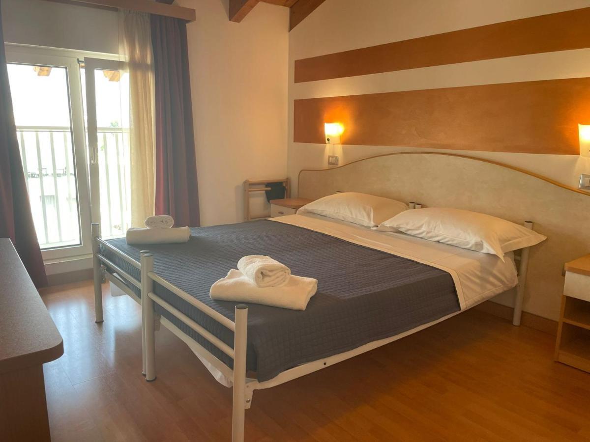 Vittoria Rooms Peschiera Peschiera del Garda Buitenkant foto