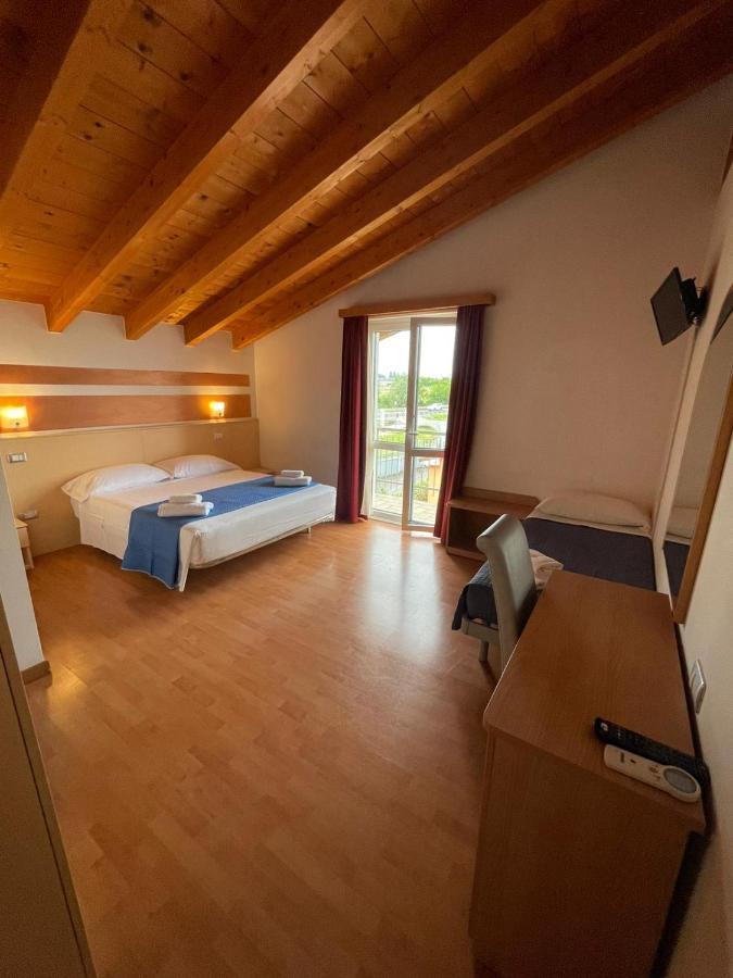 Vittoria Rooms Peschiera Peschiera del Garda Buitenkant foto