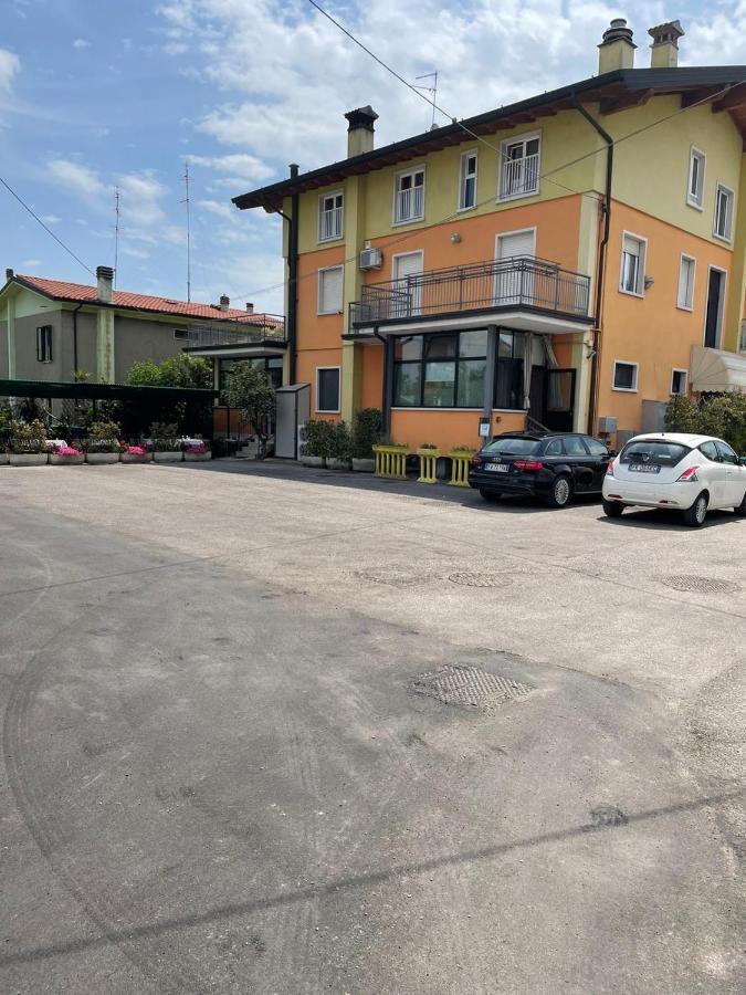 Vittoria Rooms Peschiera Peschiera del Garda Buitenkant foto
