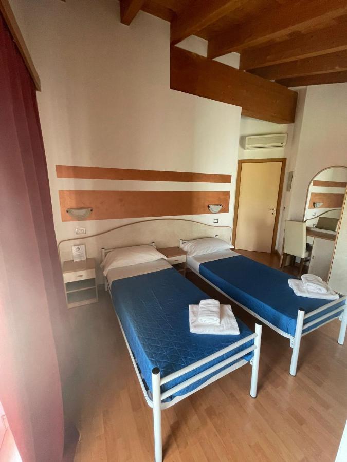 Vittoria Rooms Peschiera Peschiera del Garda Buitenkant foto