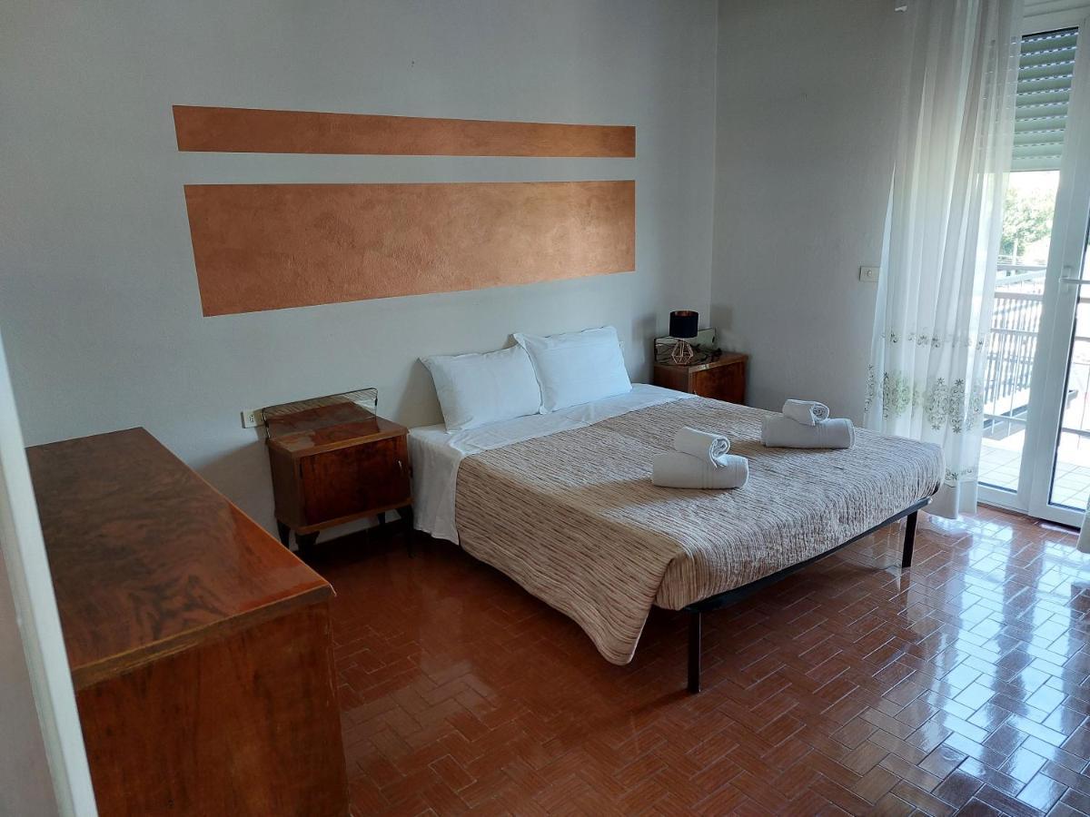 Vittoria Rooms Peschiera Peschiera del Garda Buitenkant foto