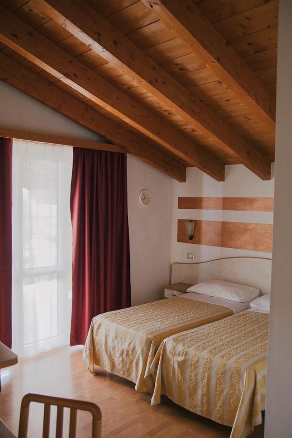 Vittoria Rooms Peschiera Peschiera del Garda Buitenkant foto